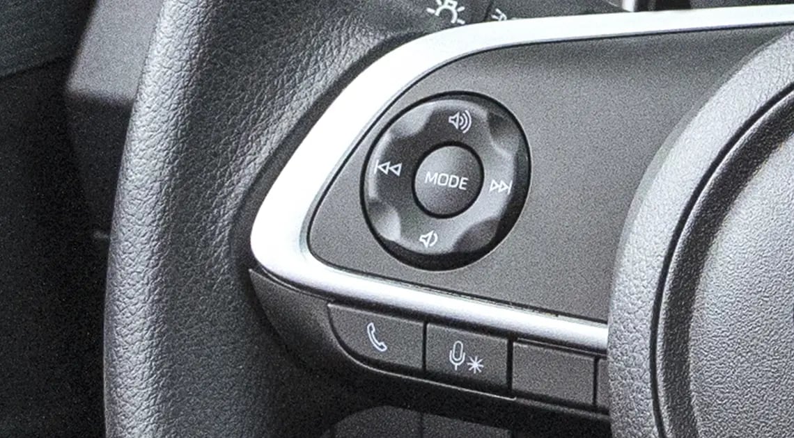 toyota-agya-controles-al-volante